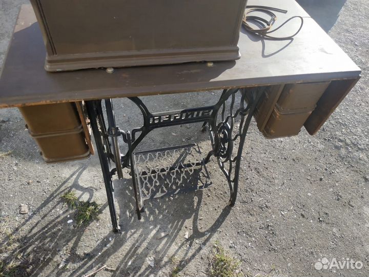 Швейная машинка Зингер ножная