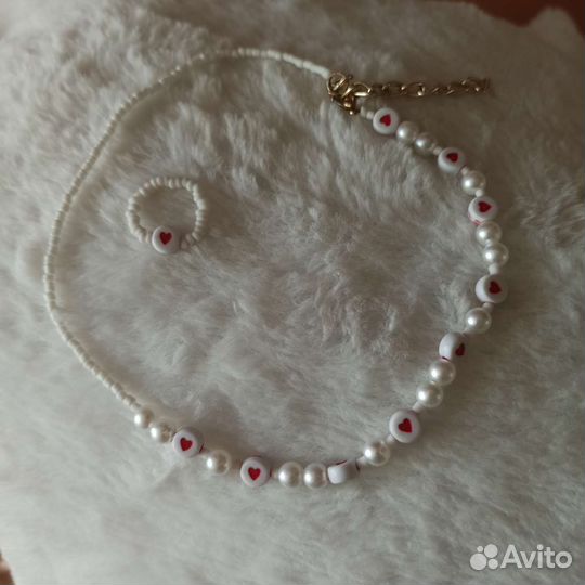 Чокер из бисера с сердечками