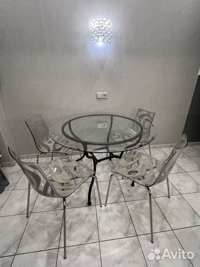 Стол круглый и стулья