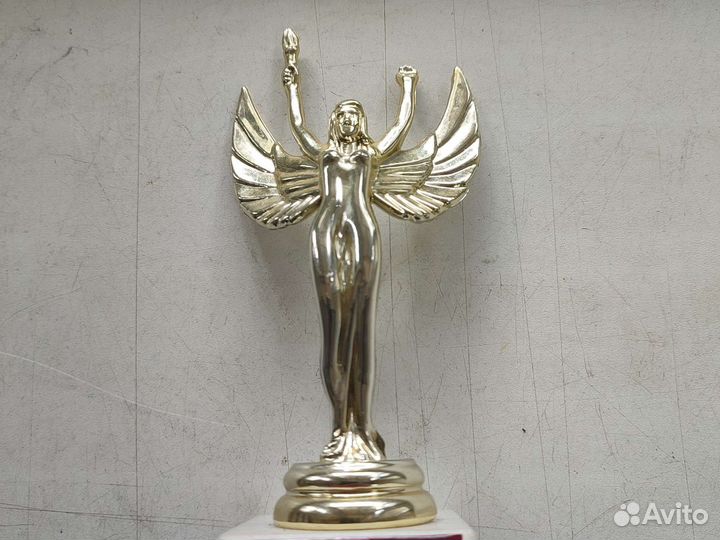 Статуэтка Ника на подставке