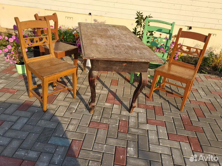 Старинные стулья и стол