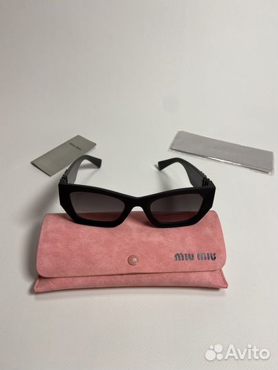 Солнцезащитные очки Miu Miu