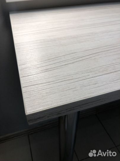 Стол и зеркало визажиста