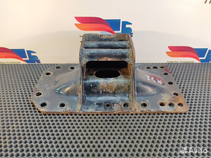 81412055057 Кронштейн траверсы кпп левый