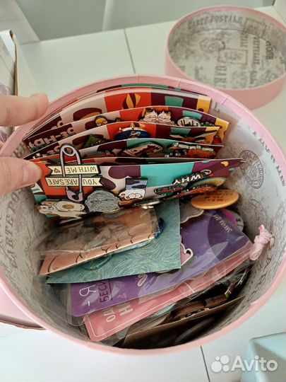 Коллекция наклеек и значков, пинов