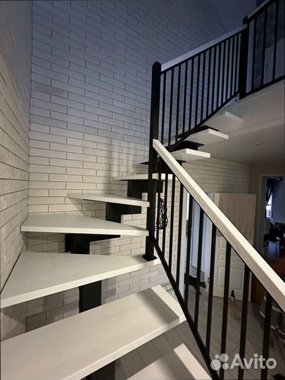 Лестница на металлическом каркасе в частный дом