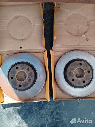 Передние тормозные диски Тойота Камри