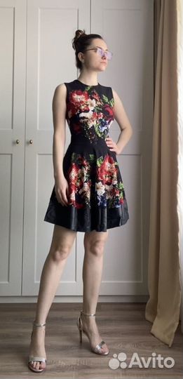 Черное платье с цветами