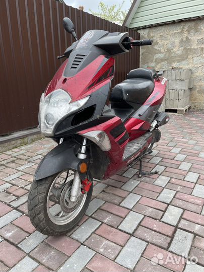 Скутер на ходу с документами racer