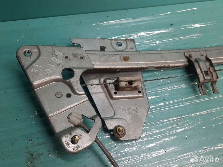 Задний левый стеклоподъёмник mazda 323 ba