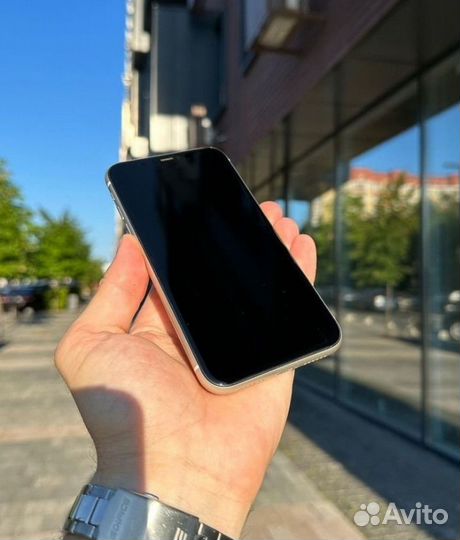 Телефон iPhone 11 64GB