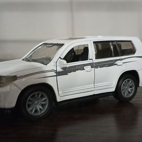 Модель автомобиля 1:32 Toyota Land Cruiser