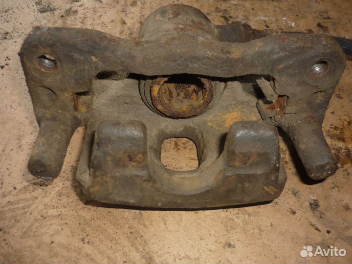 Суппорт задний левый Митцубиси Лансер 9