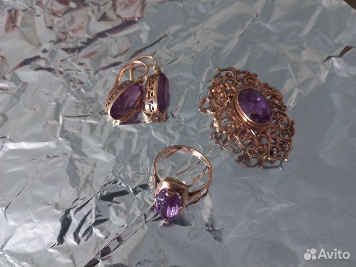 Продам золотое кольцо и серьги и брошь комплект