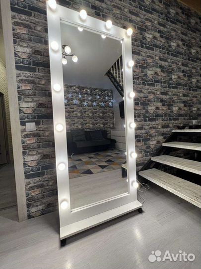 Гримерное зеркало с лампочками