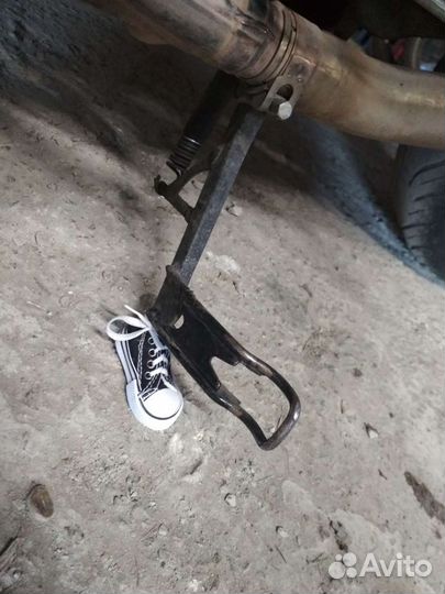 Брелок в виде кеда на боковую подножку байка