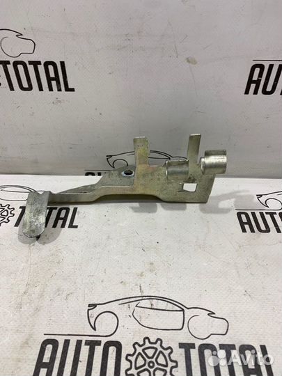 Кронштейн троса ручного тормоза Opel Corsa D