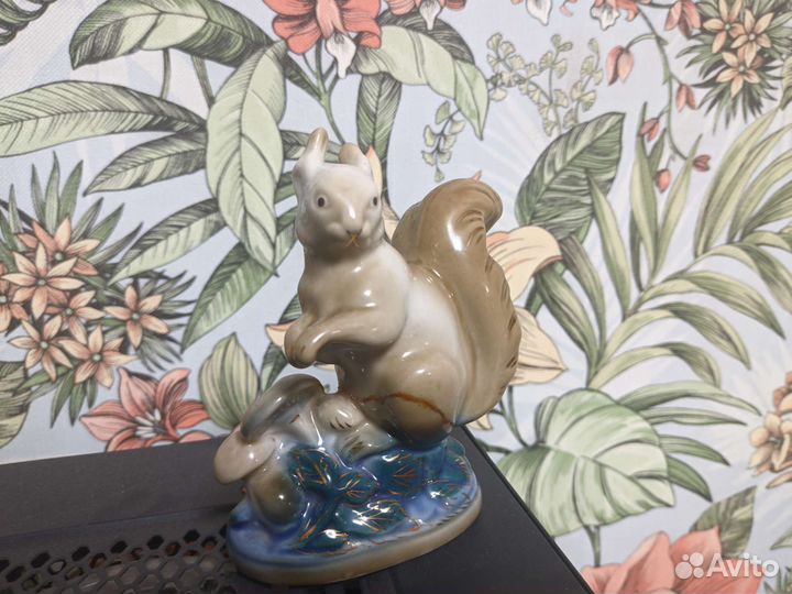 Фарфоровая статуэтка 