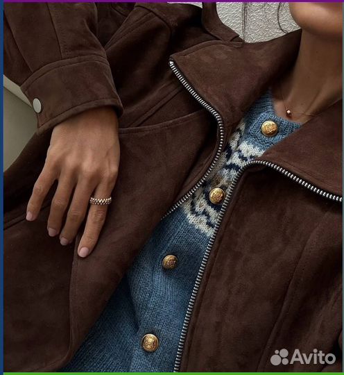 Бомбер-косуха женская из экокожи коричневая