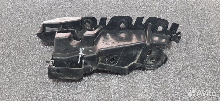 Направляющая бампера передняя левая Porsche