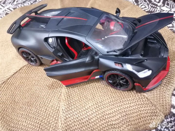Bugatti Divo 1.24 машинка металлическая