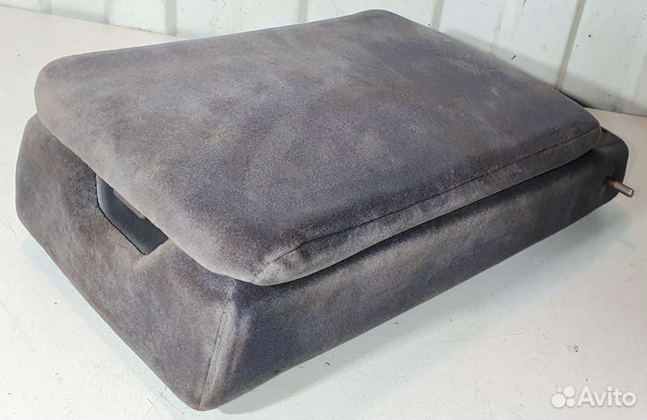 Подлокотник в заднее сиденье Toyota Avensis T220