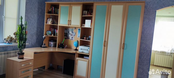 Уголок школьника стол со шкафчиками детская стенка