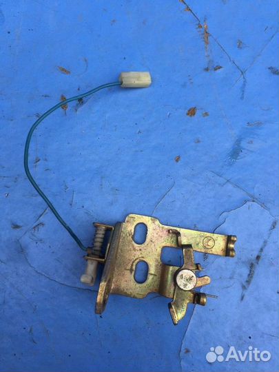 Петля замка багажника