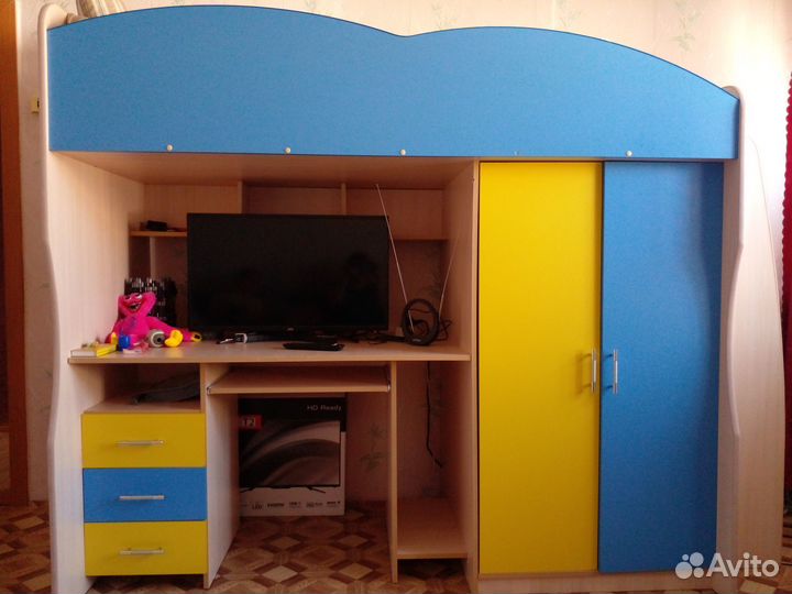 Кровать чердак со столом и шкафом