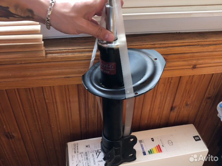 Стойка передняя левая KYB nissan x-trail T30