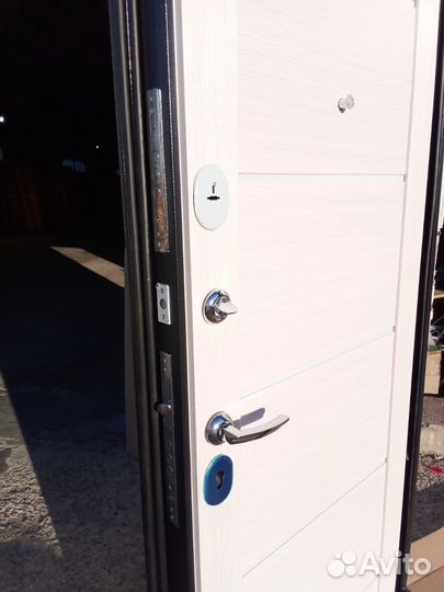Дверь входная новая