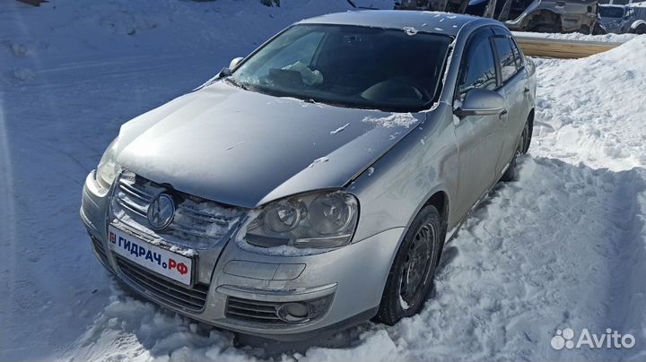 Обшивка стойки средней нижняя правая Volkswagen Jetta 1K4867298. Царапины