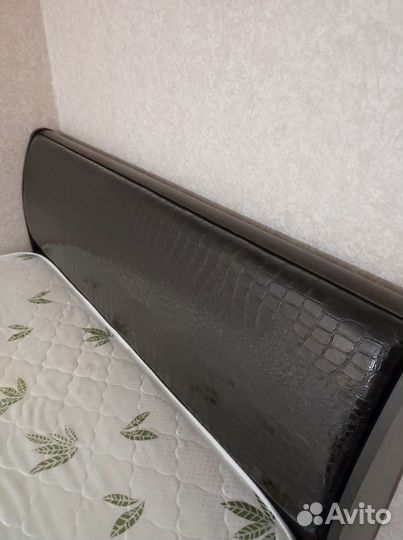 Кровать с матрасом, зеркало, столик