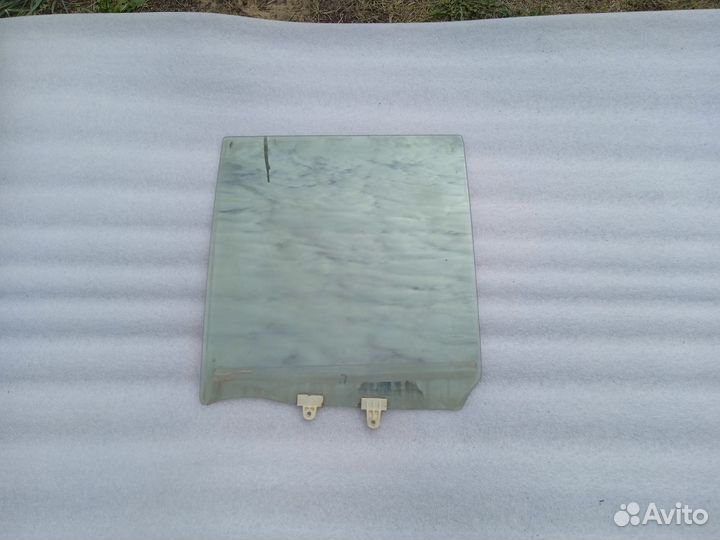 Стекло заднее левое Nissan Pathfinder 2 r50