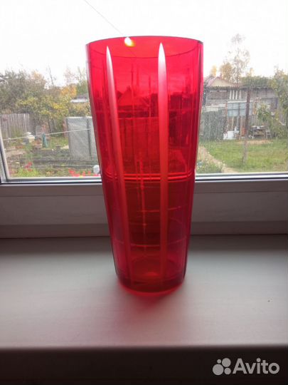 Толстая ваза из красного стекла завод Красный Май