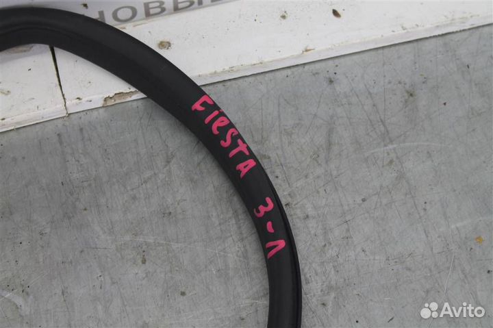 Уплотнитель кузова задней левой двери Ford Fiesta