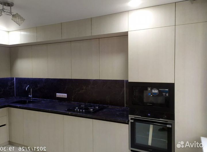 Угловой кухонный гарнитур современный