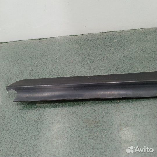 Молдинг стекла передний левый Renault Duster