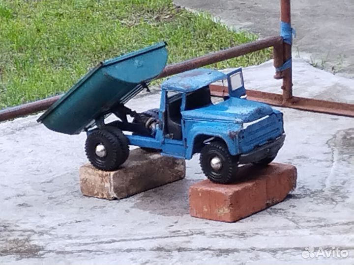 Игрушка ЗИЛ из советского союза
