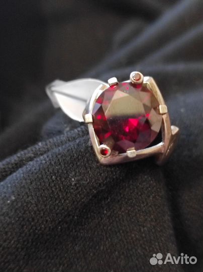 Серебряный гарнитур с гранатом и корундом
