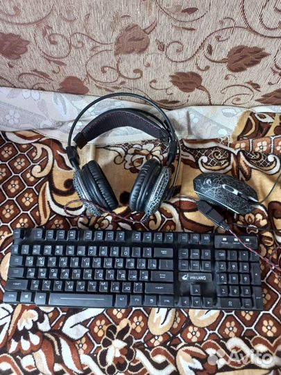 Клавиатура, компьютерные микрофоном наушники,мышка