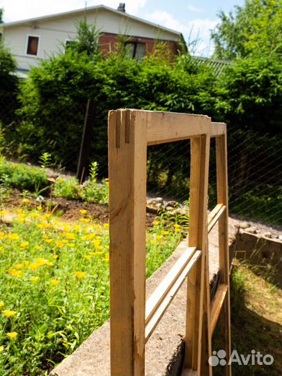 Оконные деревянные рамы со стеклами, стекла