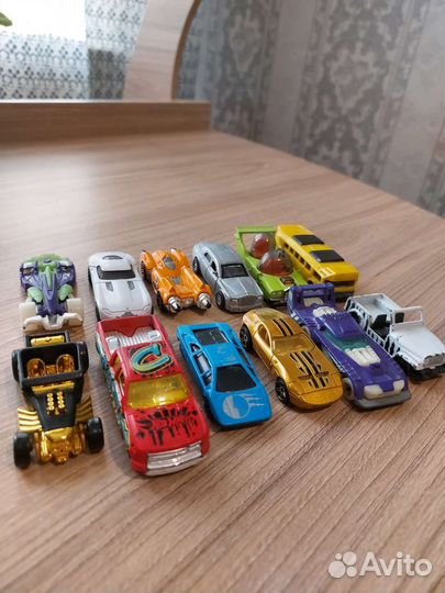 Гараж для машинок и машинки hot wheels