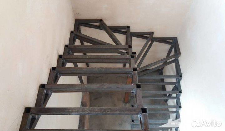 Лестница на металлокаркасе
