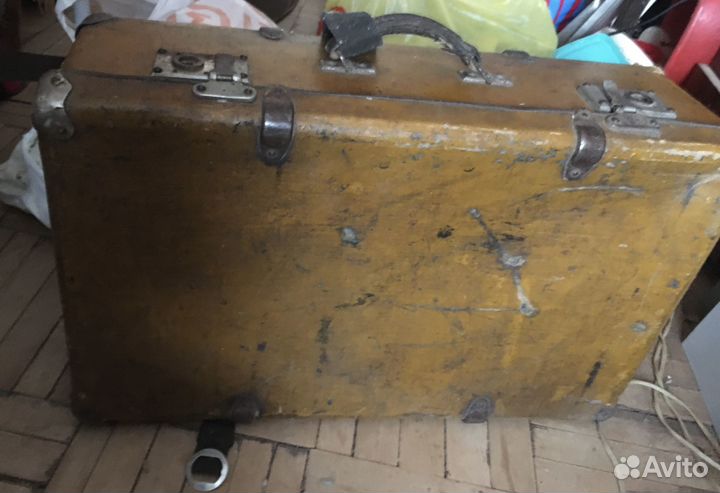 Компьютерное кресло, ретро-чемодан СССР для декора