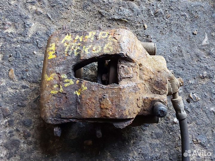 Суппорт передний Фольксваген Гольф5 1.4