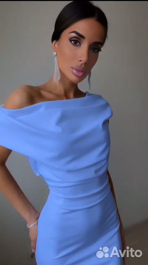 Голубое платье