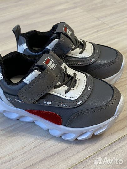 Кроссовки на мальчика в отличном состоянии р 21