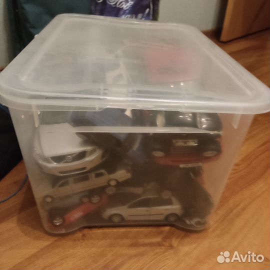 Игрушки машинки в контенере