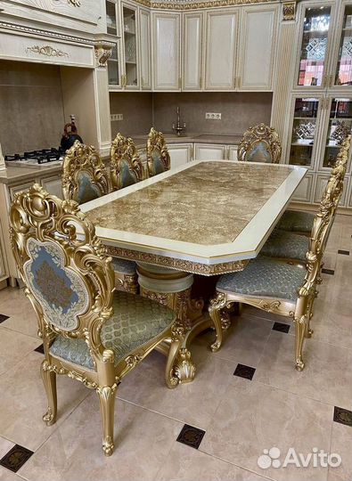 Обеденный стол и стулья